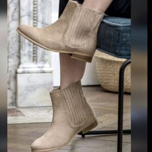 BRAND NEW DAVID AARON FAUX SUEDE ROUND TOE ZIPPER CLOSURE ANKLE BOOTIES
